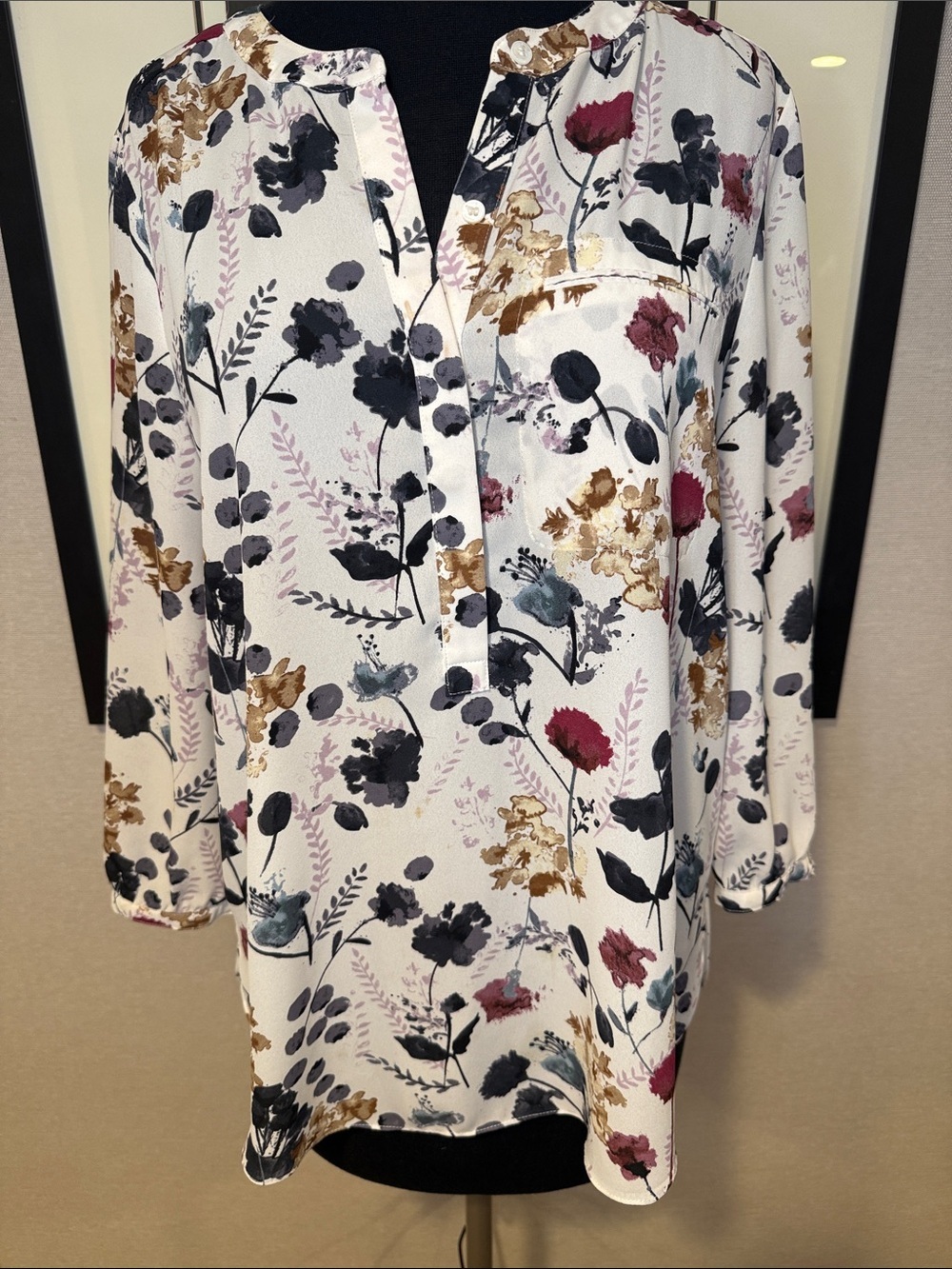 NYDJ Floral Print V-Neck 3/4 sleeve blouse size small